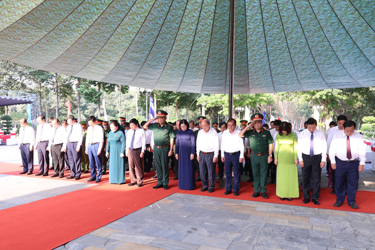 Đại biểu dự lễ d&agrave;nh ph&uacute;t mặc niệm tri &acirc;n c&aacute;c anh h&ugrave;ng liệt sĩ.