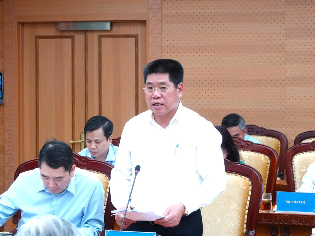 &Ocirc;ng Vũ Hồng Phương - Cục trưởng Cục Ph&aacute;t triển doanh nghiệp Nh&agrave; nước b&aacute;o c&aacute;o tại Hội nghị