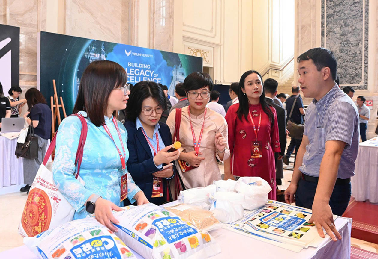 &nbsp;C&aacute;c đại biểu tri thức trẻ to&agrave;n cầu tham quan c&aacute;c gian h&agrave;ng tại Diễn đ&agrave;n năm 2025 tại H&agrave; Nội. (Ảnh minh họa: Đ.Hải)