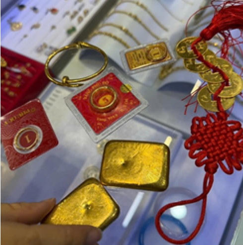 Số v&agrave;ng nữ sinh mang đi b&aacute;n v&agrave; c&ocirc;ng an kịp thời ngăn chặn. (Ảnh: CACC)