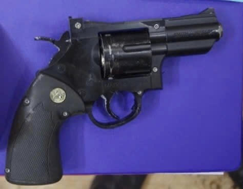 Tang vật thu giữ được, cơ quan chức năng x&aacute;c định l&agrave; s&uacute;ng qu&acirc;n dụng.