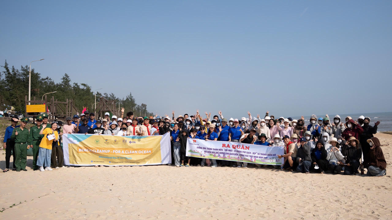 Chương tr&igrave;nh thu h&uacute;t sự tham gia của hơn 160 t&igrave;nh nguyện vi&ecirc;n, qua đ&oacute; thu gom được hơn 300kg r&aacute;c thải bị vứt bừa b&atilde;i tại khu vực b&atilde;i biển.