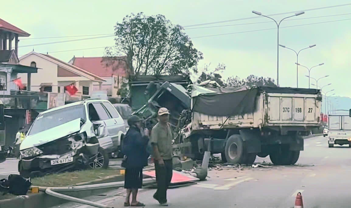 Hiện trường ba xe &ocirc; t&ocirc; hư hỏng nặng