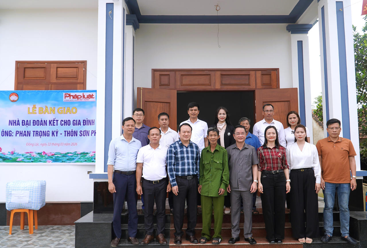 C&aacute;c đại biểu, nh&agrave; hảo t&acirc;m c&ugrave;ng gia đ&igrave;nh &ocirc;ng K&yacute; chụp ảnh lưu niệm tại căn nh&agrave; mới khang trang.