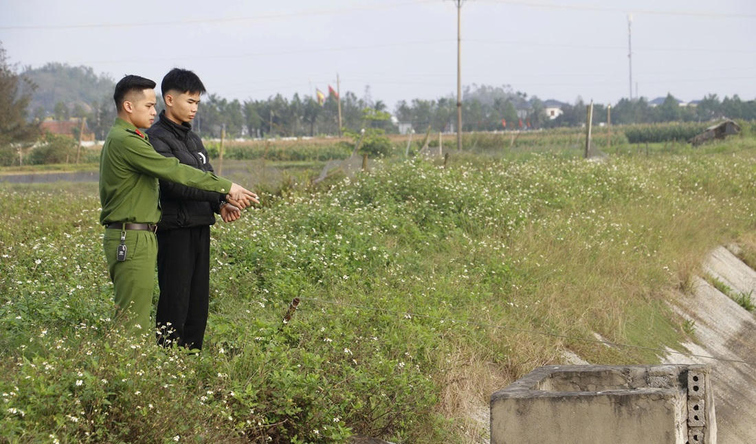 C&ocirc;ng an thực địa hiện trường vụ trộm m&ocirc; tơ điện c&aacute;c đầm t&ocirc;m tr&ecirc;n địa b&agrave;n