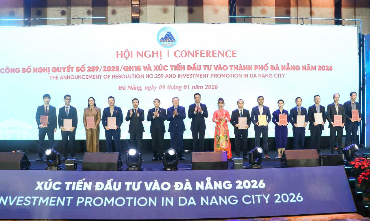 UBND th&agrave;nh phố trao Giấy chứng nhận đăng k&yacute; th&agrave;nh vi&ecirc;n ch&iacute;nh thức cho 12 nh&agrave; đầu tư, doanh nghiệp đầu ti&ecirc;n v&agrave; 11 Giấy chấp thuận quan t&acirc;m đầu tư. (Ảnh:danang.gov.vn).