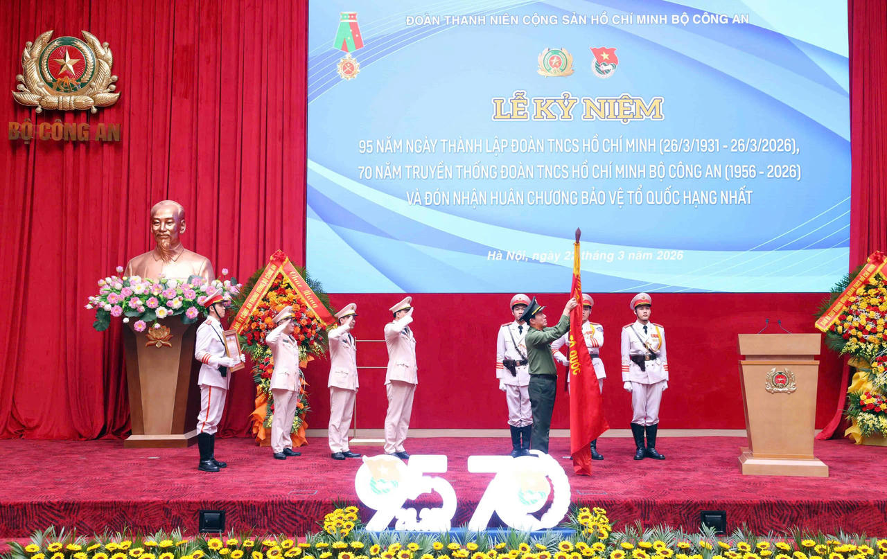 Bộ trưởng Lương Tam Quang gắn Hu&acirc;n chương l&ecirc;n l&aacute; cờ truyền thống của Đo&agrave;n Thanh ni&ecirc;n Bộ C&ocirc;ng an.