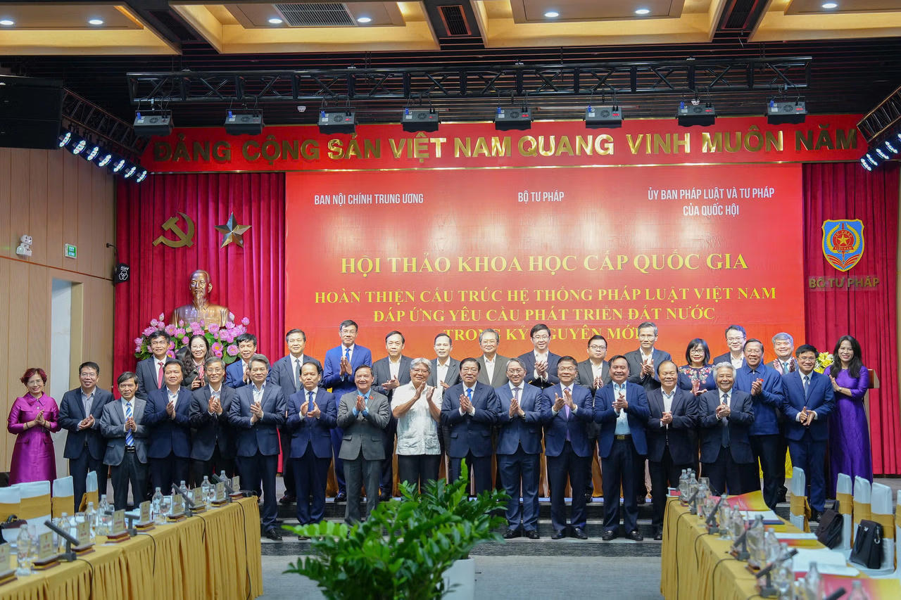 c&aacute;c đại biều chụp ảnh lưu niệm tại&nbsp;Hội thảo khoa học cấp quốc gia &ldquo;Ho&agrave;n thiện cấu tr&uacute;c hệ thống ph&aacute;p luật Việt Nam đ&aacute;p ứng y&ecirc;u cầu ph&aacute;t triển đất nước trong kỷ nguy&ecirc;n mới&rdquo;
