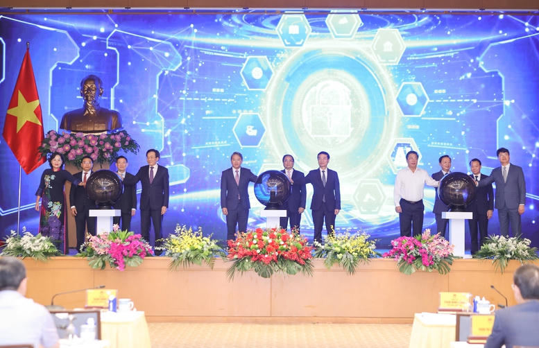 Thủ tướng Phạm Minh Ch&iacute;nh v&agrave; c&aacute;c đại biểu thực hiện nghi thức khai trương Cổng Ph&aacute;p luật quốc gia