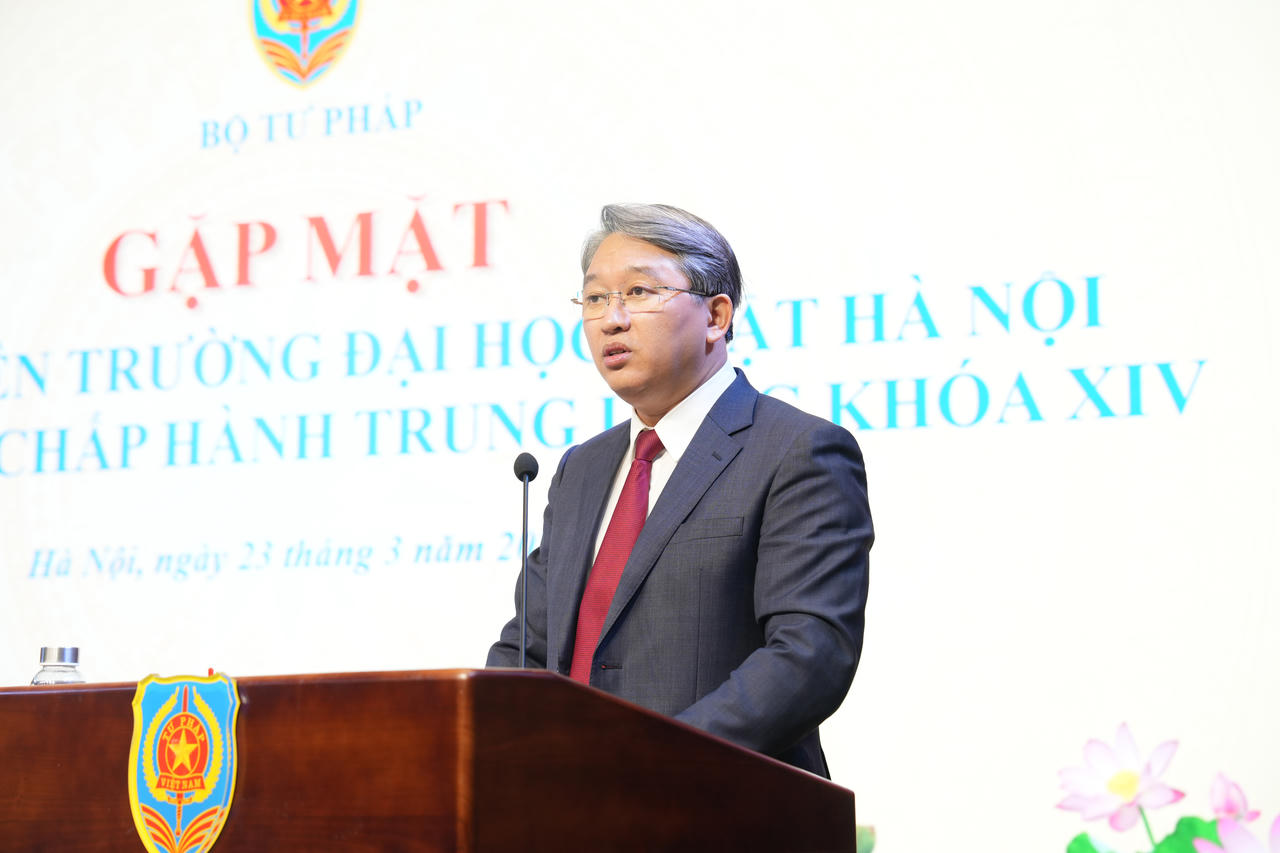 Bộ trưởng Nguyễn Hải Ninh ph&aacute;t biểu tại buổi gặp mặt.