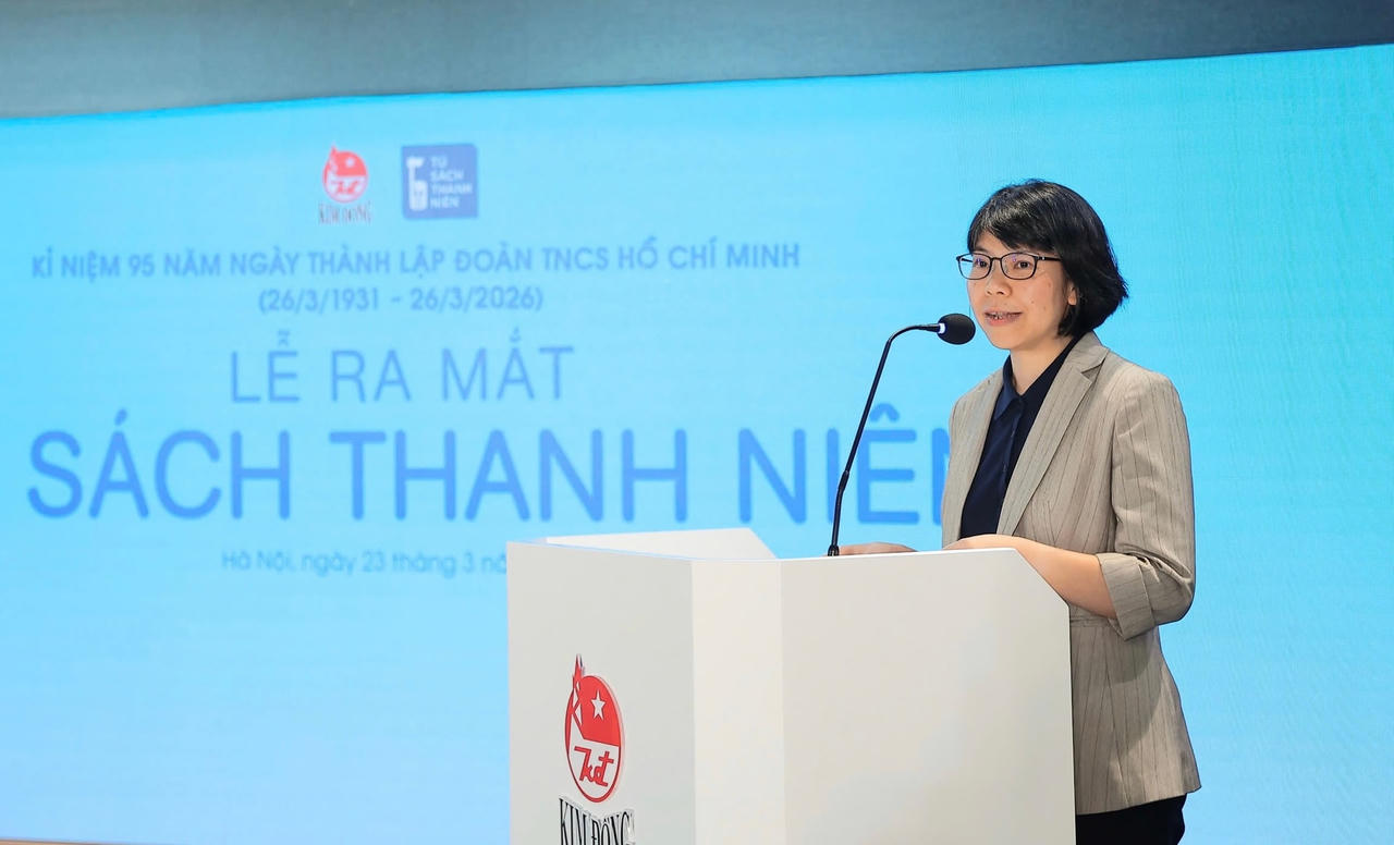 B&agrave; Vũ Thị Quỳnh Li&ecirc;n, Ph&oacute; gi&aacute;m đốc, Tổng bi&ecirc;n tập NXB Kim Đồng nhấn mạnh, tủ s&aacute;ch g&oacute;p phần bồi dưỡng l&yacute; tưởng sống v&agrave; th&oacute;i quen đọc cho thanh ni&ecirc;n (Ảnh: P.V).