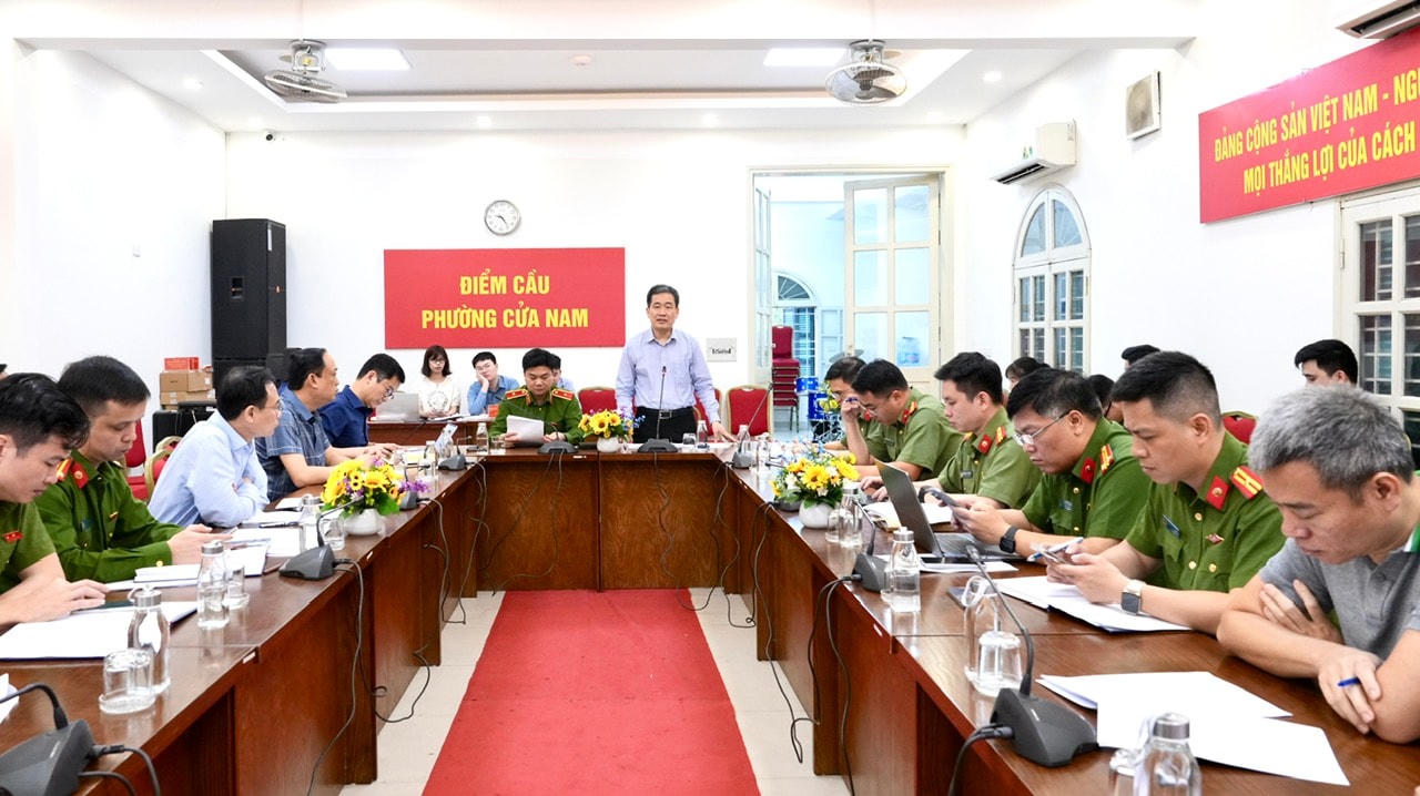 &Ocirc;ng Nguyễn Quốc Ho&agrave;n -&nbsp;Chủ tịch UBND phường Cửa Nam ph&aacute;t biểu tại buổi l&agrave;m việc