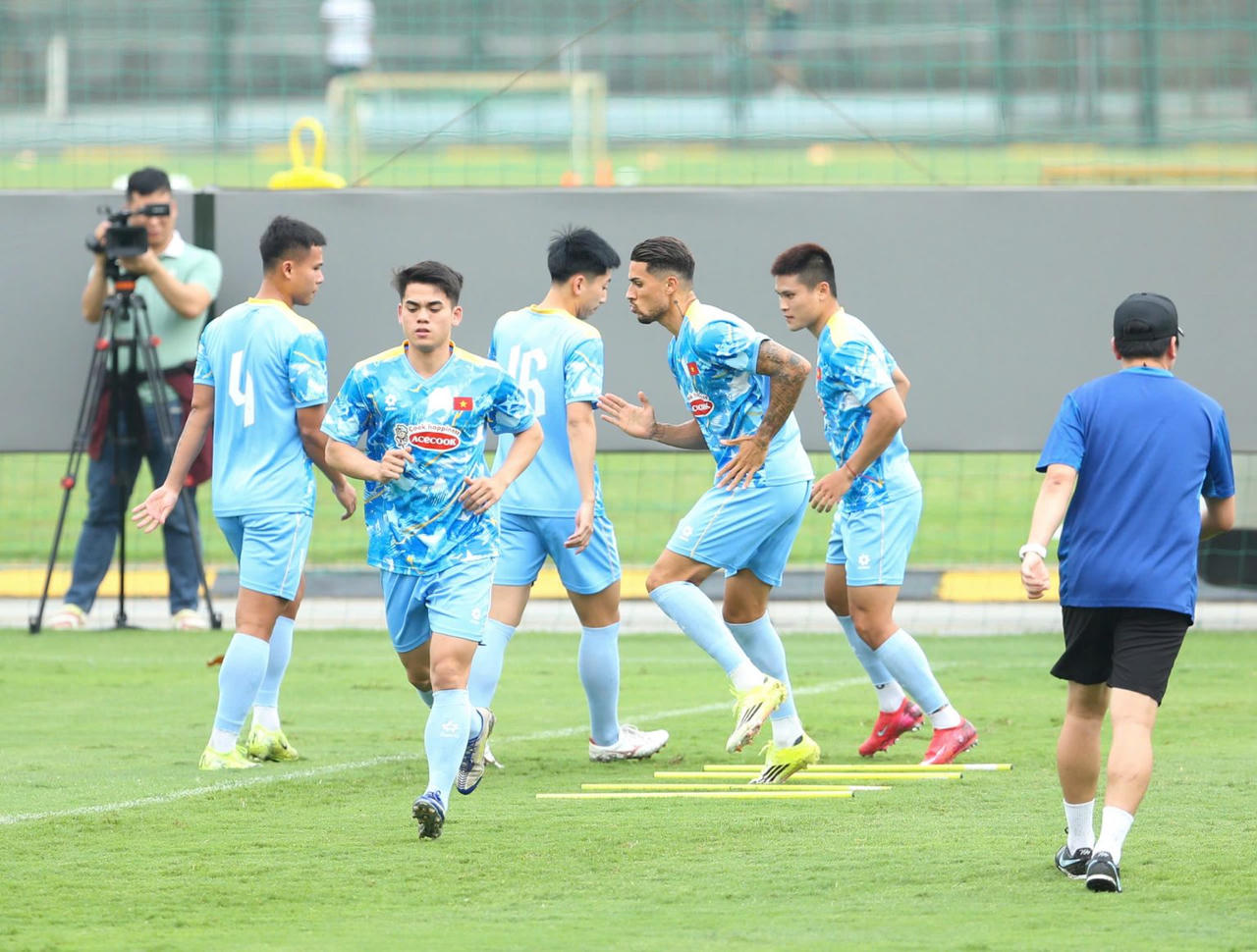 Văn Khang t&iacute;ch cực tập luyện để mong c&oacute; suất thi đấu ch&iacute;nh thức (Ảnh VFF)