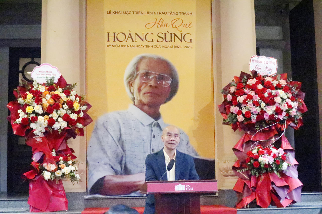 &Ocirc;ng Ho&agrave;ng Anh Tuấn, con trai của cố họa sĩ Ho&agrave;ng S&ugrave;ng chia sẻ tại lễ khai mạc (Ảnh: Ngọc Anh).