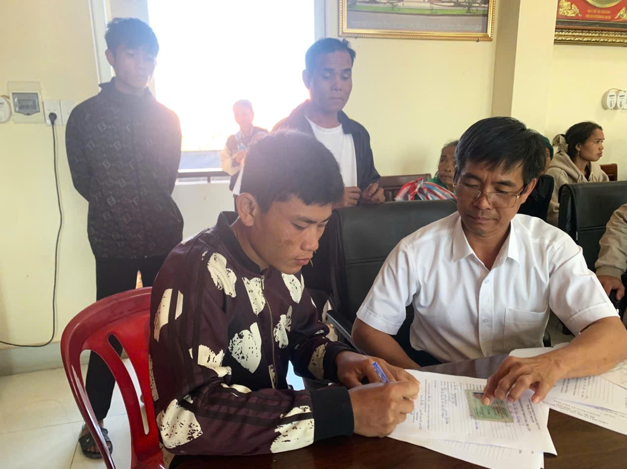 C&aacute;n bộ trực tiếp xuống cơ sở &ldquo;cầm tay chỉ việc&rdquo;, hướng dẫn người d&acirc;n đăng k&yacute; khai sinh cho trẻ em.