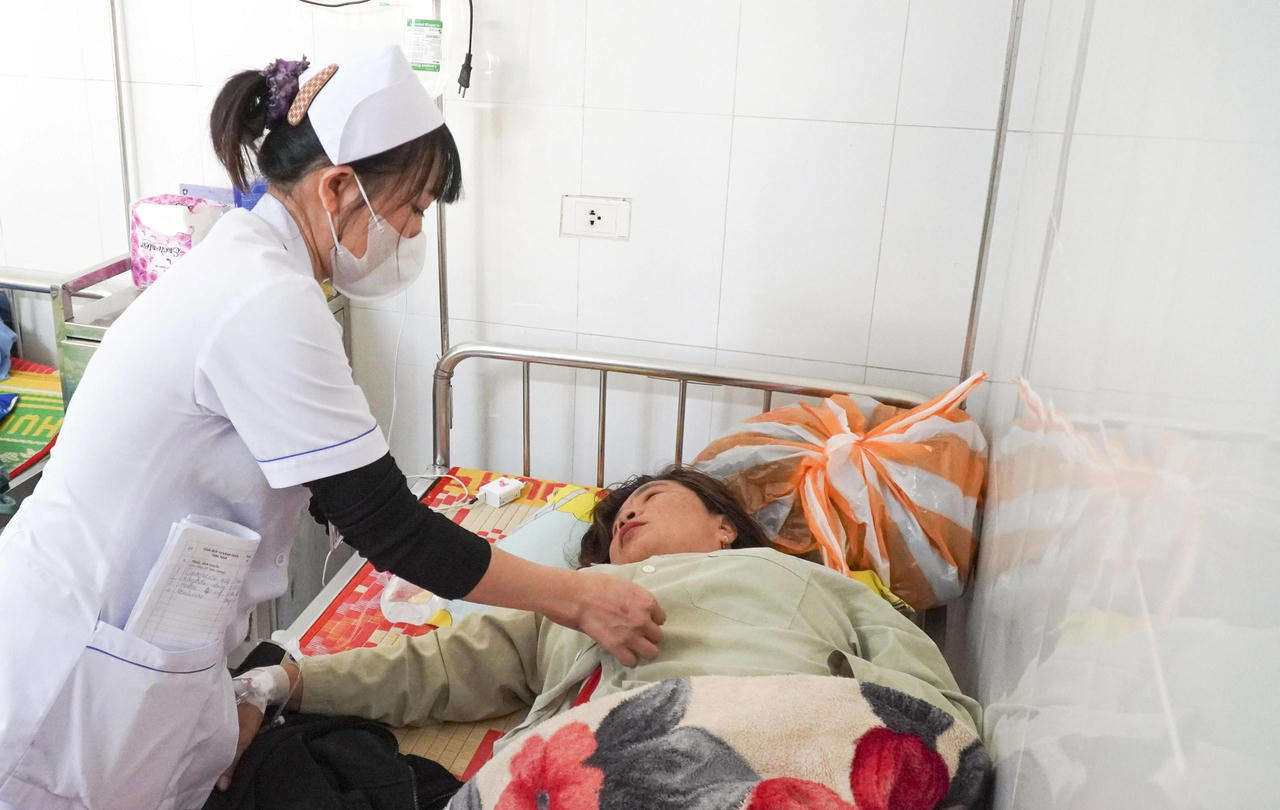 Nh&acirc;n vi&ecirc;n điều dưỡng chăm s&oacute;c bệnh nh&acirc;n nghi bị ngộ độc sau khi ăn b&aacute;nh m&igrave;.