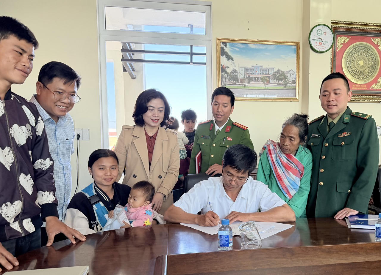 B&agrave; Nguyễn Thị Thanh Nga, Ph&oacute; Chủ tịch UBND x&atilde; Lao Bảo c&ugrave;ng c&aacute;n bộ Trung t&acirc;m trợ gi&uacute;p ph&aacute;p l&yacute;, lực lượng C&ocirc;ng an, Bộ đội Bi&ecirc;n ph&ograve;ng hỗ trợ người d&acirc;n ho&agrave;n thiện thủ tục đăng k&yacute; khai sinh cho trẻ tr&ecirc;n địa b&agrave;n.