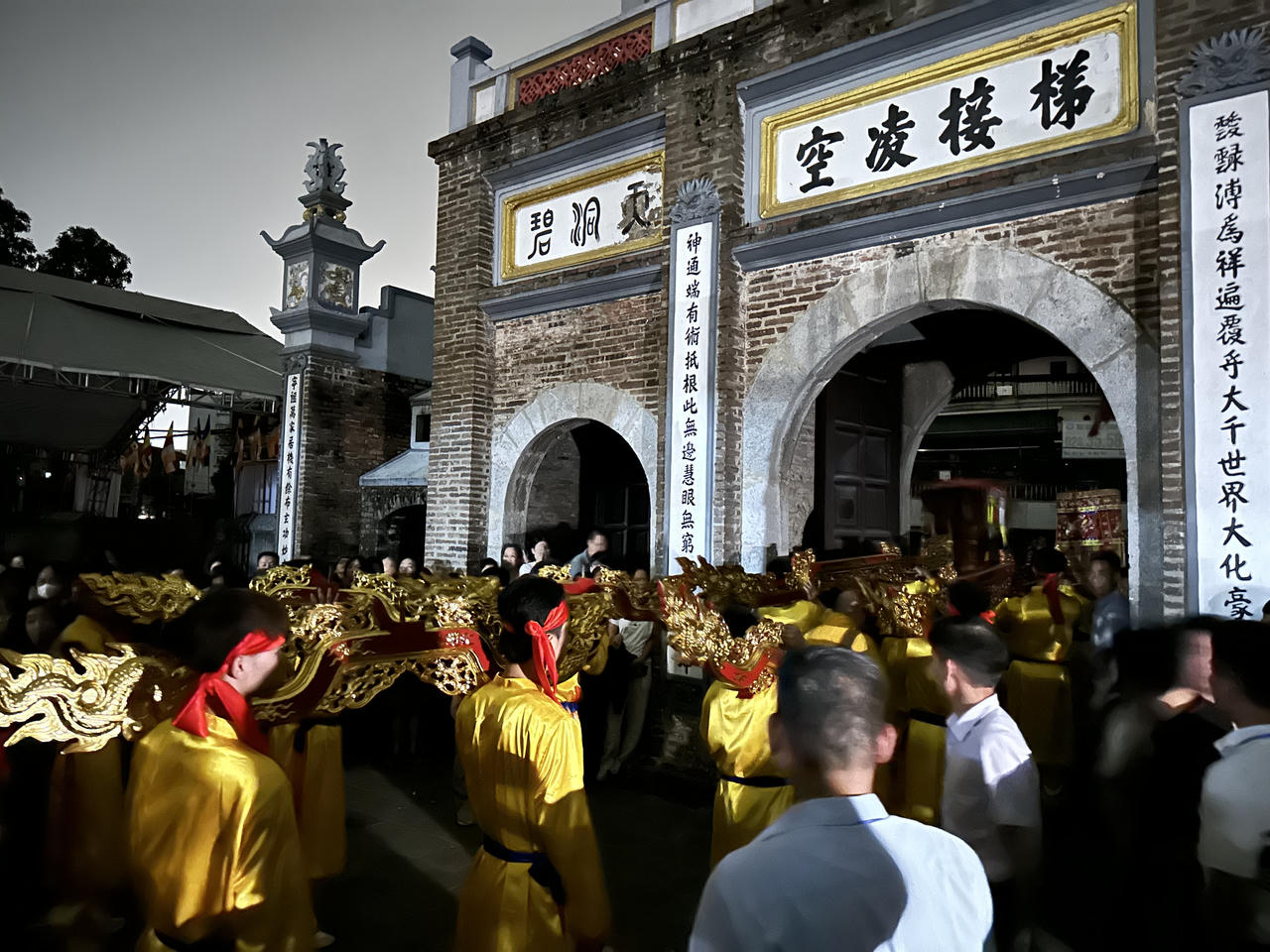 Độc đ&aacute;o 'Lễ rước &acirc;m' tại Lễ hội ch&ugrave;a N&agrave;nh