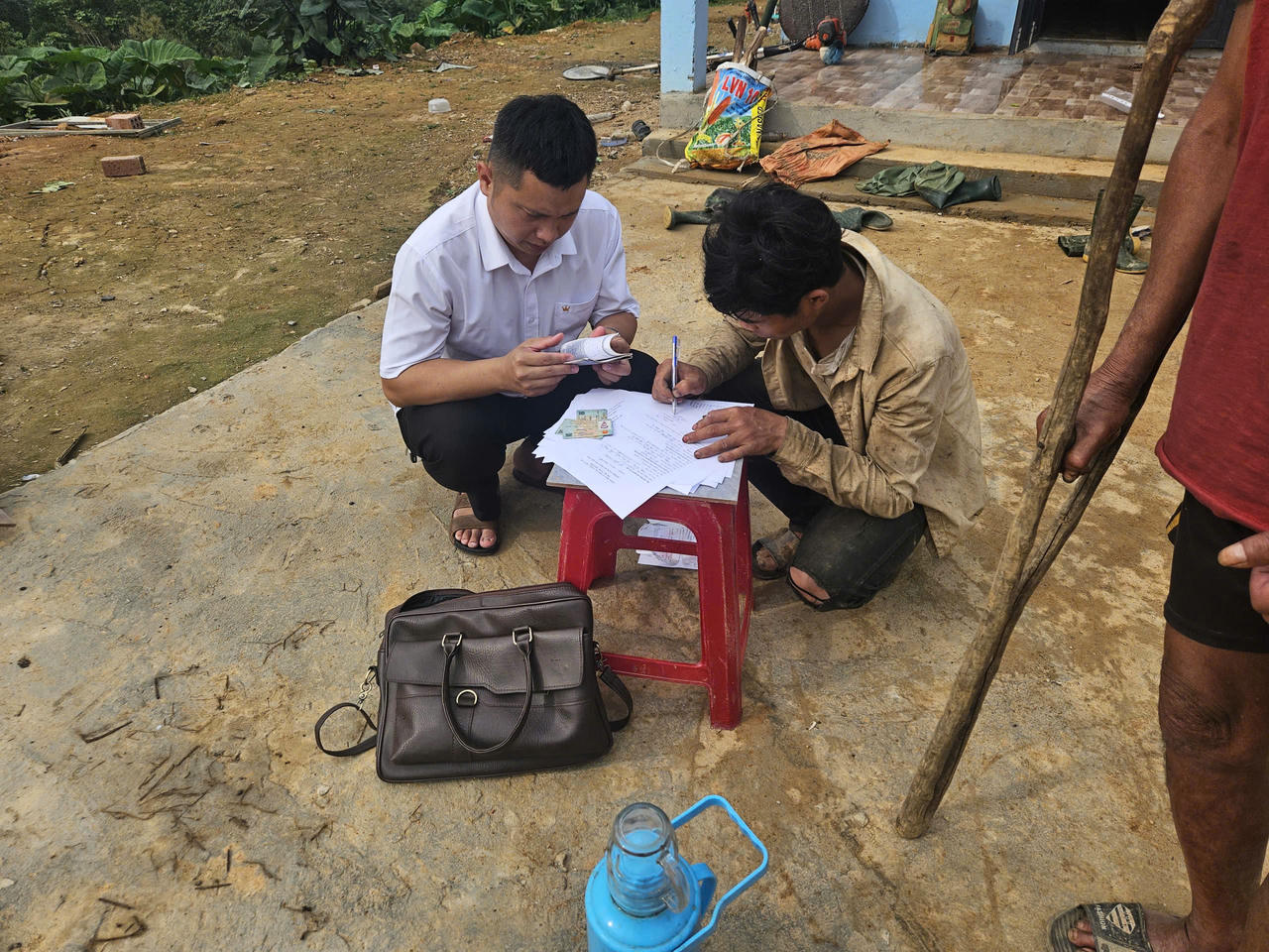 C&aacute;n bộ trợ gi&uacute;p ph&aacute;p l&yacute; trực tiếp xuống tận nh&agrave;, hướng dẫn người d&acirc;n ho&agrave;n thiện hồ sơ đăng k&yacute; khai sinh cho trường hợp kh&oacute;, vướng mắc về giấy tờ.