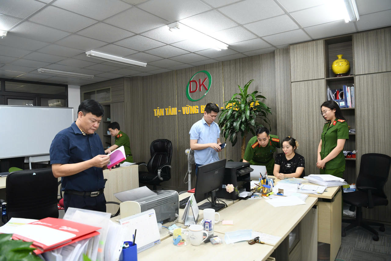 Qu&aacute; tr&igrave;nh kh&aacute;m x&eacute;t, lực lượng C&ocirc;ng an đ&atilde; thu giữ nhiều t&agrave;i liệu, sổ s&aacute;ch kế to&aacute;n, giấy tờ li&ecirc;n quan đến giao dịch nh&agrave; đất c&ugrave;ng nhiều tang vật phục vụ điều tra.&nbsp;Ảnh: C&ocirc;ng an tỉnh Ph&uacute; Thọ