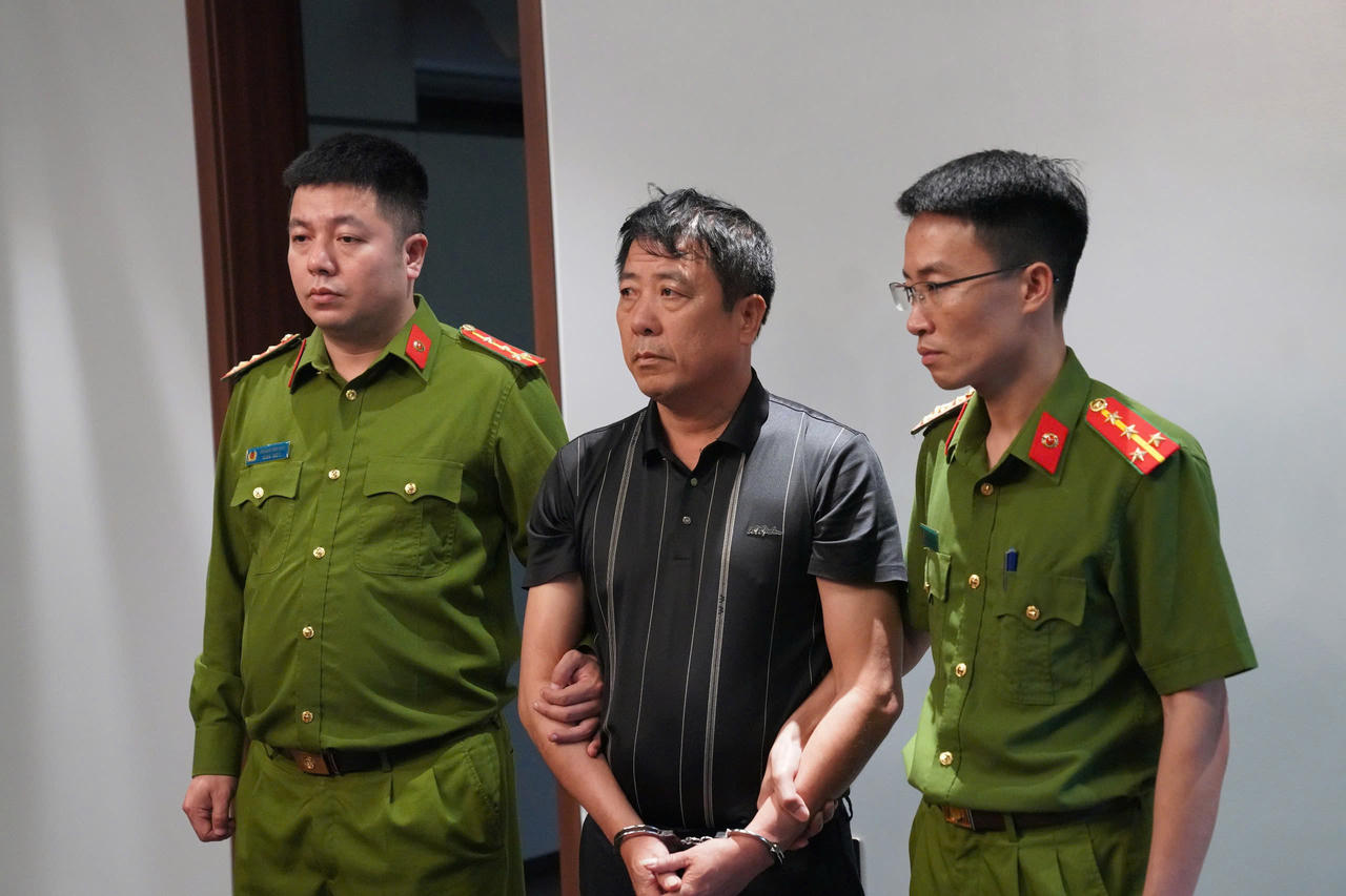 Bắt v&agrave; kh&aacute;m x&eacute;t nơi ở của đối tượng Nguyễn Văn Thức, Gi&aacute;m đốc C&ocirc;ng ty TNHH thương mại Tỉnh Tuấn.&nbsp;Ảnh: C&ocirc;ng an tỉnh Ph&uacute; Thọ