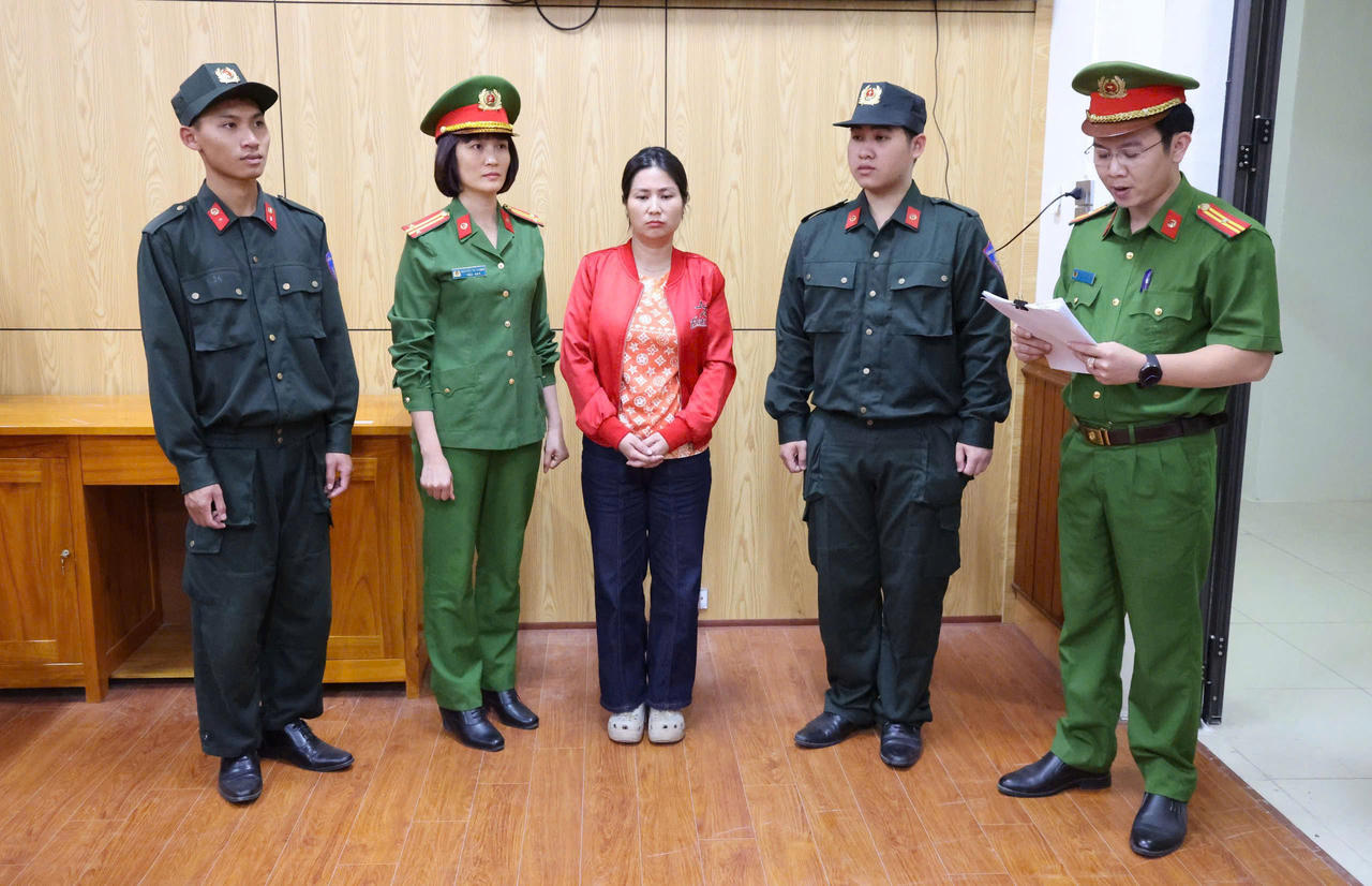Cơ quan CSĐT C&ocirc;ng an tỉnh Ph&uacute; Thọ ra Lệnh giữ người trong trường hợp khẩn cấp v&agrave; Quyết định tạm giữ h&igrave;nh sự đối với B&ugrave;i Thị Sang.&nbsp;Ảnh: C&ocirc;ng an tỉnh Ph&uacute; Thọ