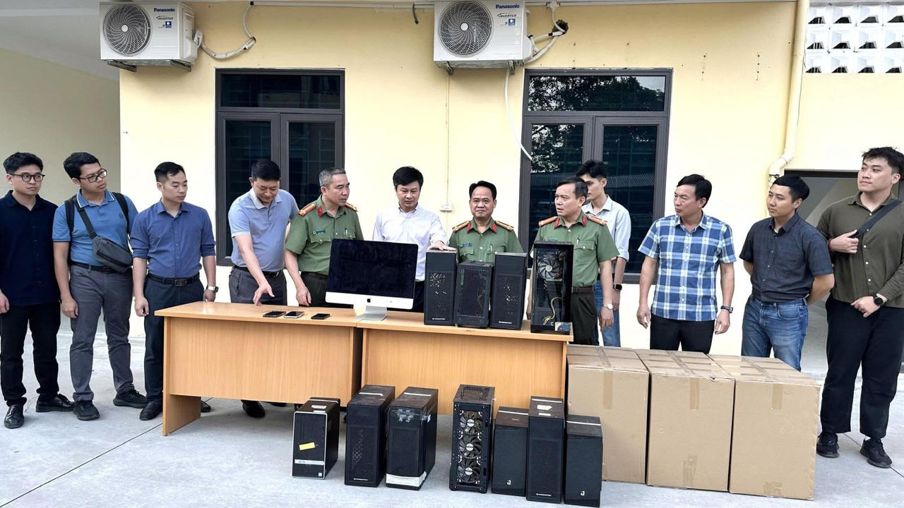 Cơ quan C&ocirc;ng an thu giữ nhiều tang vật c&aacute;c đối tượng sử dụng để phạm tội.