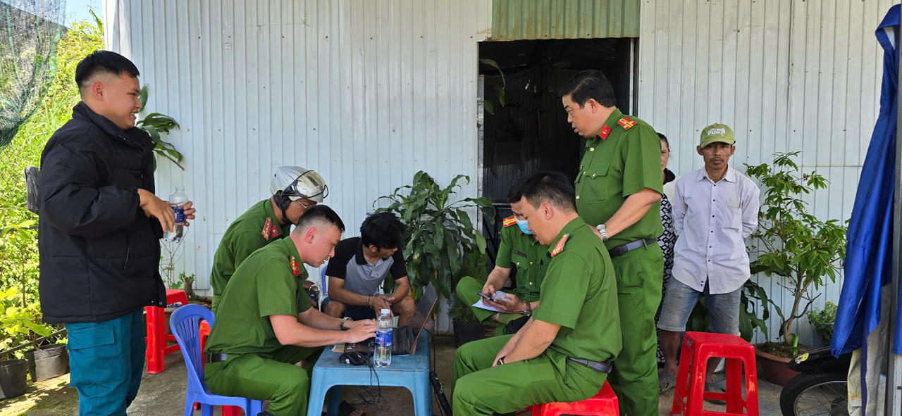 Nam thanh ni&ecirc;n l&agrave;m việc với c&ocirc;ng an.