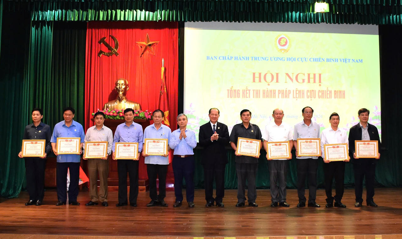 Thượng tướng Bế Xu&acirc;n Trường v&agrave; Thượng tướng Phạm Hồng Hương trao Bằng khen cho c&aacute;c tập thể c&oacute; th&agrave;nh t&iacute;ch xuất sắc trong việc thực hiện Ph&aacute;p lệnh Cựu chiến binh giai đoạn từ năm 2005 - 2025.