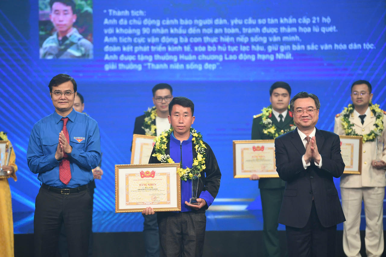 Trưởng bản M&ugrave;a A Thi được vinh danh Gương mặt trẻ Việt Nam ti&ecirc;u biểu 2025