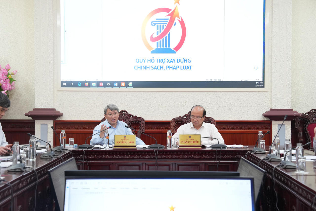 Bộ trưởng Nguyễn Hải Ninh v&agrave; Thứ trưởng Phan Ch&iacute; Hiếu họp chỉ đạo c&aacute;c c&ocirc;ng việc li&ecirc;n quan đến Quỹ hỗ trợ x&acirc;y dựng ch&iacute;nh s&aacute;ch, ph&aacute;p luật. (Ảnh: PV)