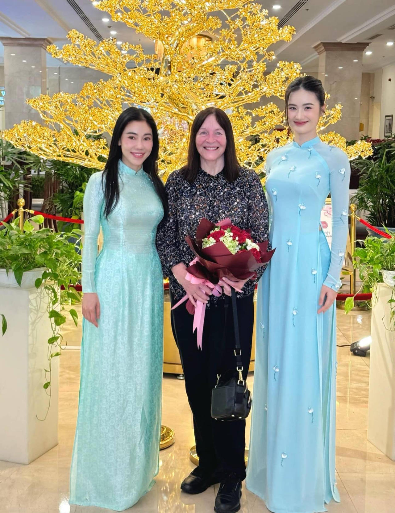 Chủ tịch Miss World - b&agrave; Julia Morley - chụp ảnh c&ugrave;ng b&agrave; Phạm Kim Dung v&agrave; Hoa hậu &Yacute; Nhi. Ảnh: SV