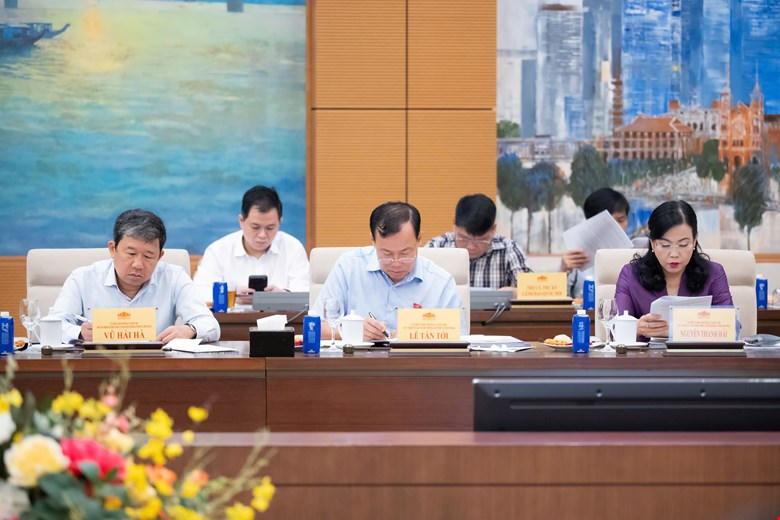 C&aacute;c đại biểu tham dự cuộc họp (Ảnh: Quochoi.vn)