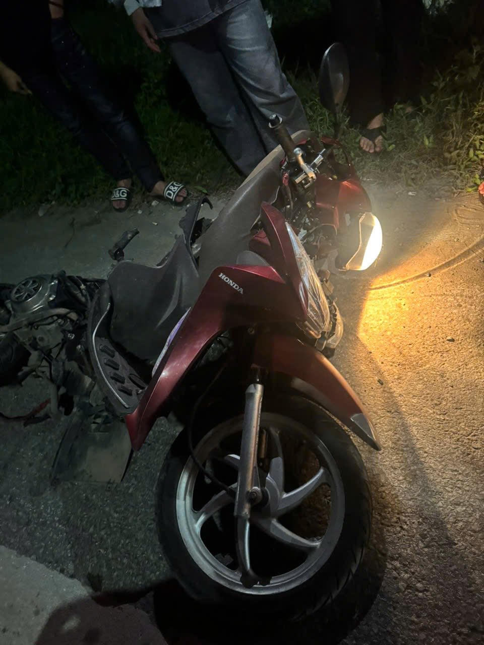 Xe m&aacute;y của chị T.T.A sau va chạm