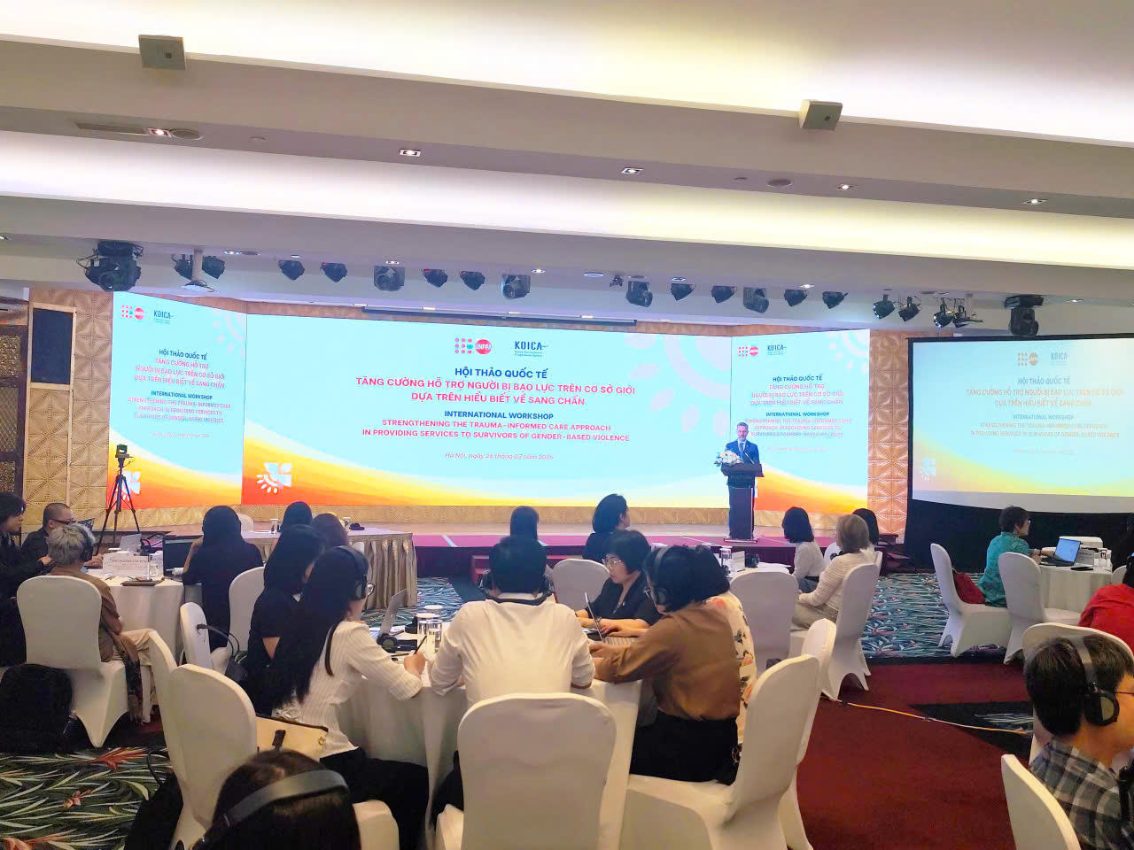 Hội thảo ng&agrave;y 26/03/2026 đ&atilde; quy tụ gần 100 đại biểu từ nhiều lĩnh vực ở cả cấp trung ương v&agrave; địa phương quan t&acirc;m đến nỗ lực nhằm tăng cường hệ thống ph&ograve;ng ngừa v&agrave; ứng ph&oacute; với bạo lực giới tại Việt Nam. Ảnh trong b&agrave;i: X.H.