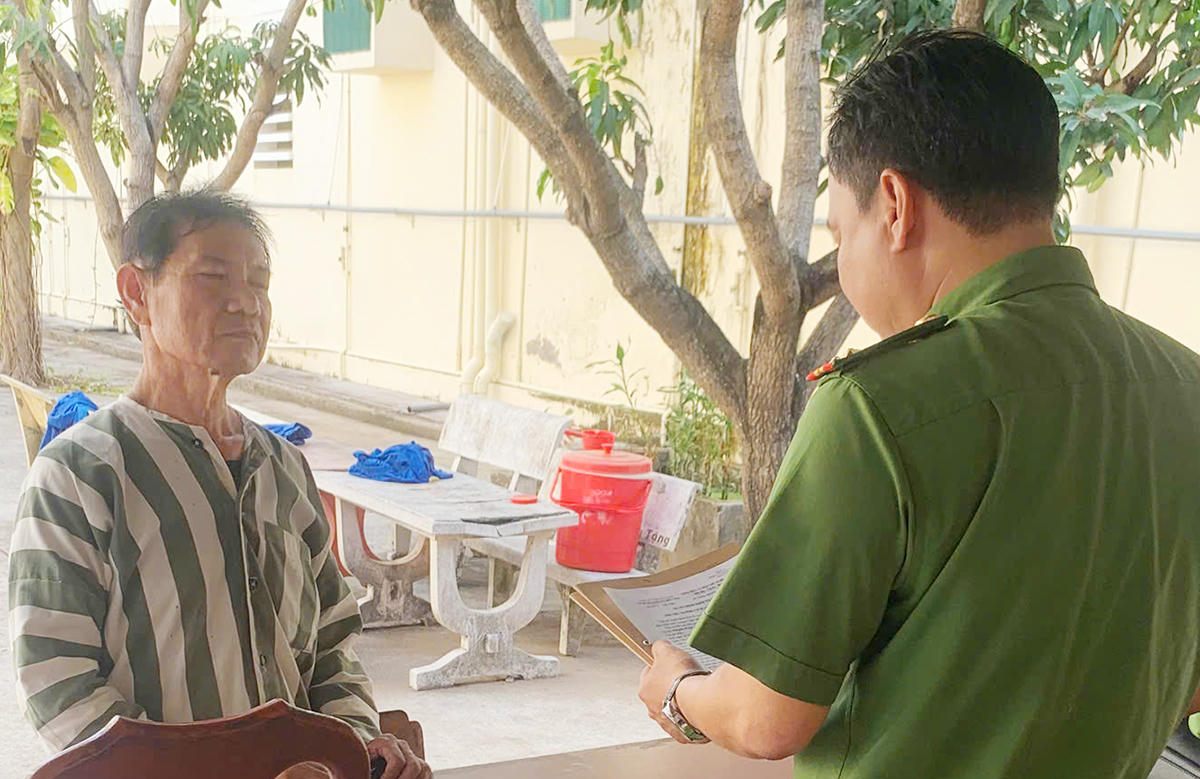 Ph&ograve;ng Cảnh s&aacute;t kinh tế C&ocirc;ng an tỉnh tống đạt c&aacute;c quyết định khởi tố vụ &aacute;n, khởi tố bị can đối với Phạm Ngọc Liềm