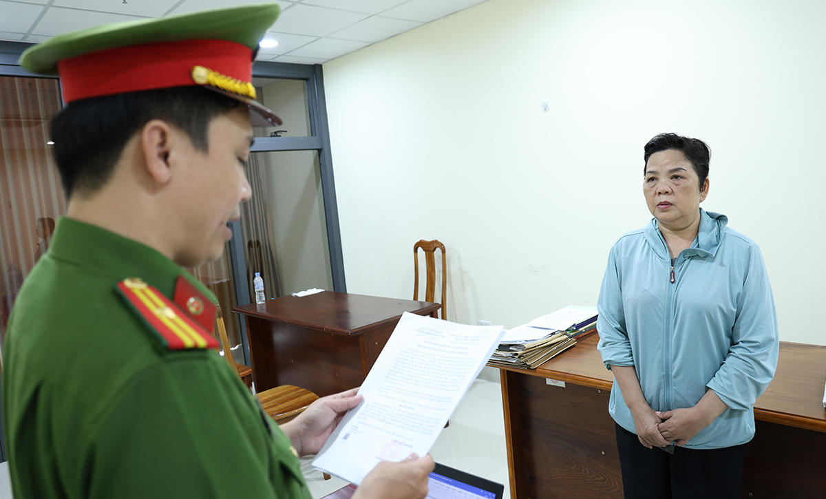 Ph&ograve;ng Cảnh s&aacute;t kinh tế C&ocirc;ng an tỉnh tống đạt c&aacute;c quyết định v&agrave; lệnh cấm đi khỏi nơi cư tr&uacute; đối vơi  bị can Nguyễn Thị Mỹ Cơ.