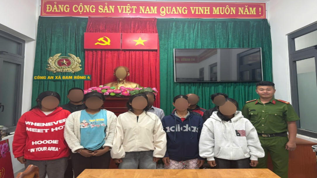 C&ocirc;ng an x&atilde; Đam R&ocirc;ng 4 b&agrave;n giao c&aacute;c ch&aacute;u cho gia đ&igrave;nh.