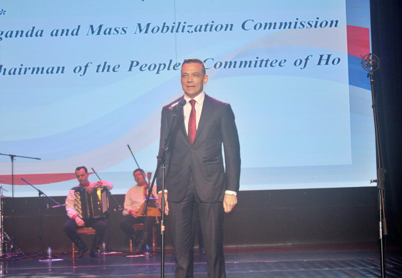 &Ocirc;ng Iurii Nemtsov - Ph&oacute; Tổng L&atilde;nh sự Li&ecirc;n bang Nga tại TP HCM chia sẻ tại đ&ecirc;m biểu diễn hợp xướng.&nbsp;