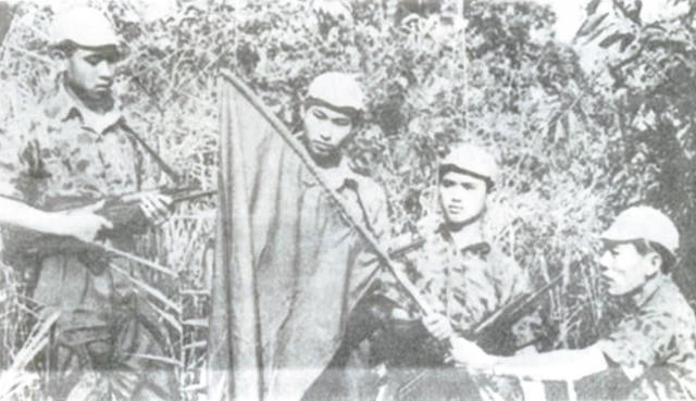 Bộ đội đặc c&ocirc;ng với lời thề quyết tử trước khi v&agrave;o trận chiến, trong kh&aacute;ng chiến giải ph&oacute;ng miền Nam thống nhất đất nước. (Ảnh: TL).