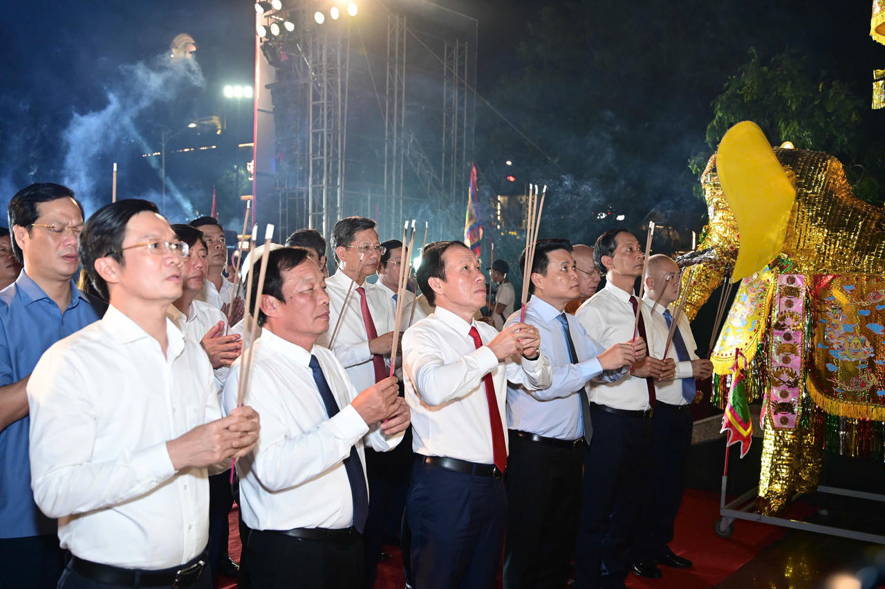 L&atilde;nh đạo th&agrave;nh phố d&acirc;ng hương tại buổi Lễ