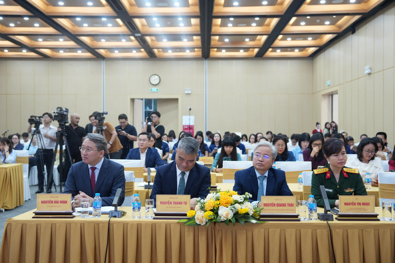 Bộ trưởng Nguyễn Hải Ninh, Thứ trưởng Nguyễn Thanh T&uacute;, Ph&oacute; B&iacute; thư chuy&ecirc;n tr&aacute;ch Đảng ủy Bộ Nguyễn Quang Th&aacute;i, đại diện MB - Đại t&aacute; Nguyễn Thị Ngọc c&ugrave;ng c&aacute;c đại biểu dự Hội nghị ra mắt.