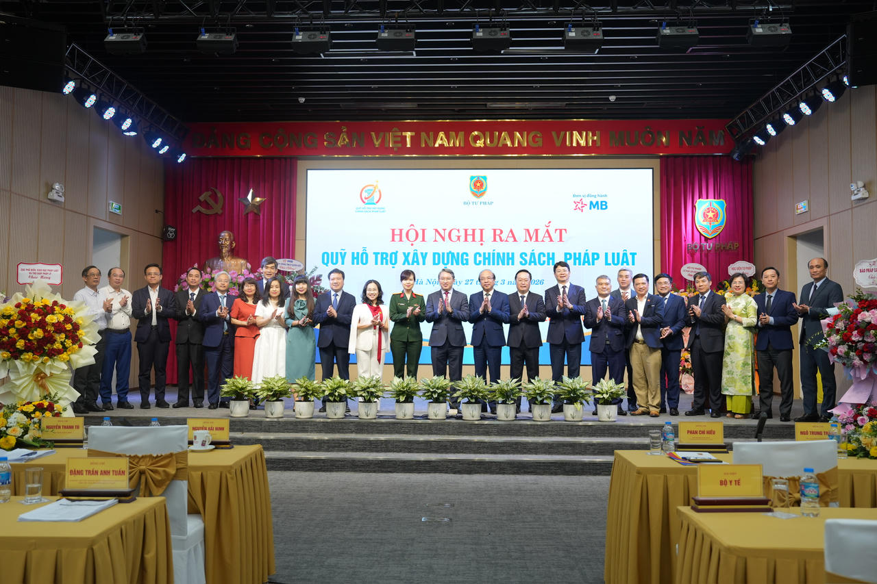 Bộ trưởng Nguyễn Hải Ninh v&agrave; c&aacute;c đại biểu chụp ảnh lưu niệm.