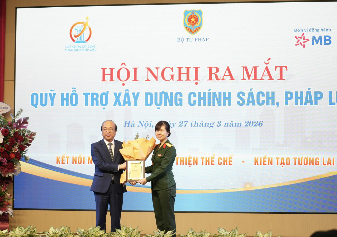 Thứ trưởng Phan Ch&iacute; Hiếu vinh danh đại diện nh&agrave; t&agrave;i trợ Ng&acirc;n h&agrave;ng TMCP Qu&acirc;n đội - Đại t&aacute; Nguyễn Thị Ngọc, Th&agrave;nh vi&ecirc;n Ban điều h&agrave;nh MB.