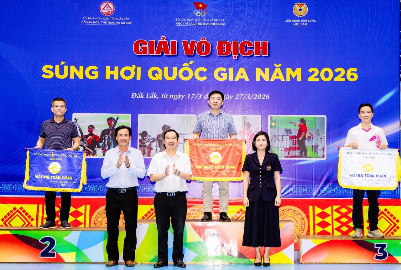 Ban Tổ chức trao cờ Nhất to&agrave;n đo&agrave;n cho đo&agrave;n H&agrave; Nội tại lễ bế mạc Giải V&ocirc; địch s&uacute;ng hơi quốc gia năm 2026. (Ảnh: Đại )