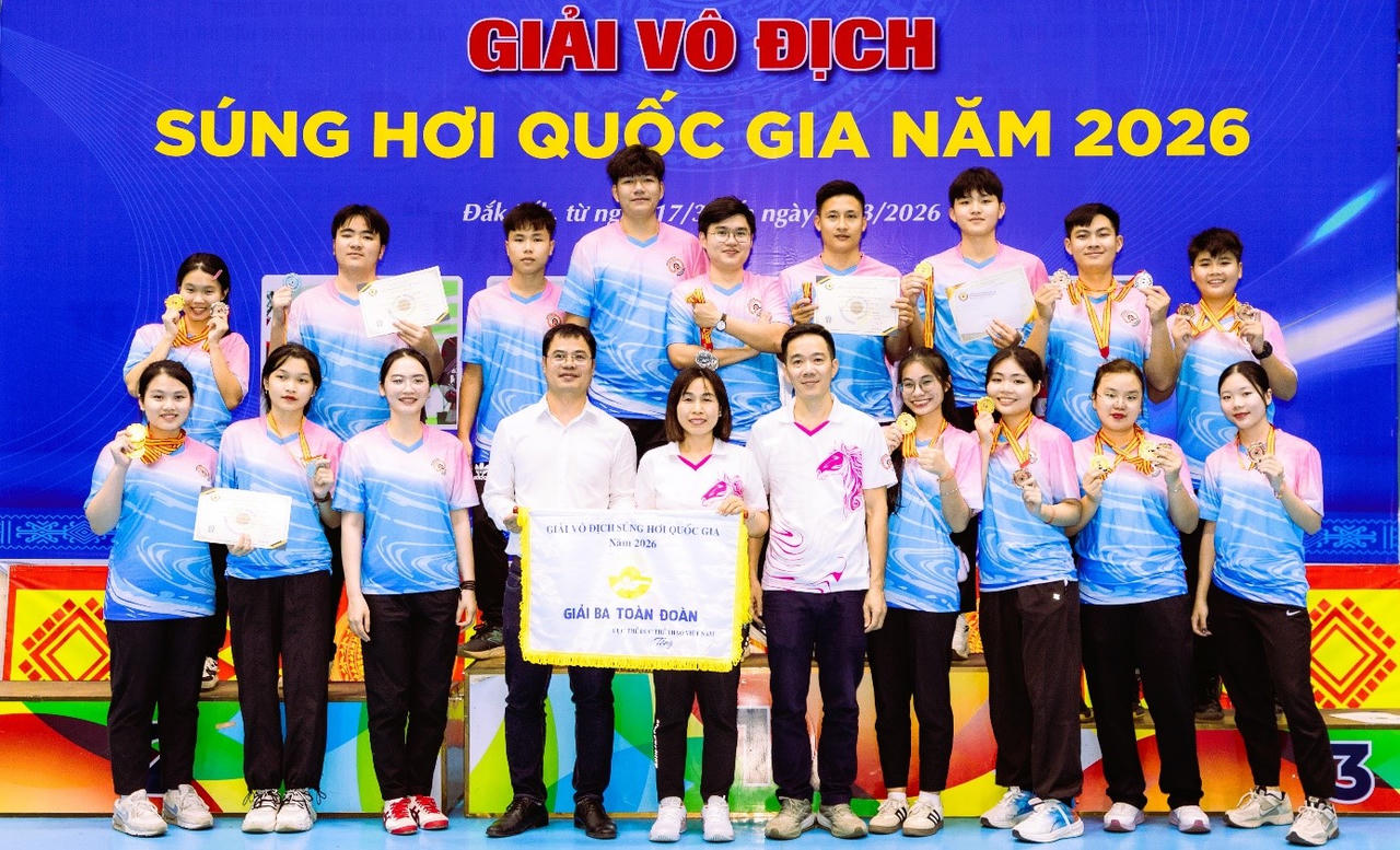 Đo&agrave;n Th&agrave;nh phố Hồ Ch&iacute; Minh chụp ảnh tại lễ bế mạc Giải V&ocirc; địch s&uacute;ng hơi quốc gia 2026. (Ảnh: Đại Đậu)
