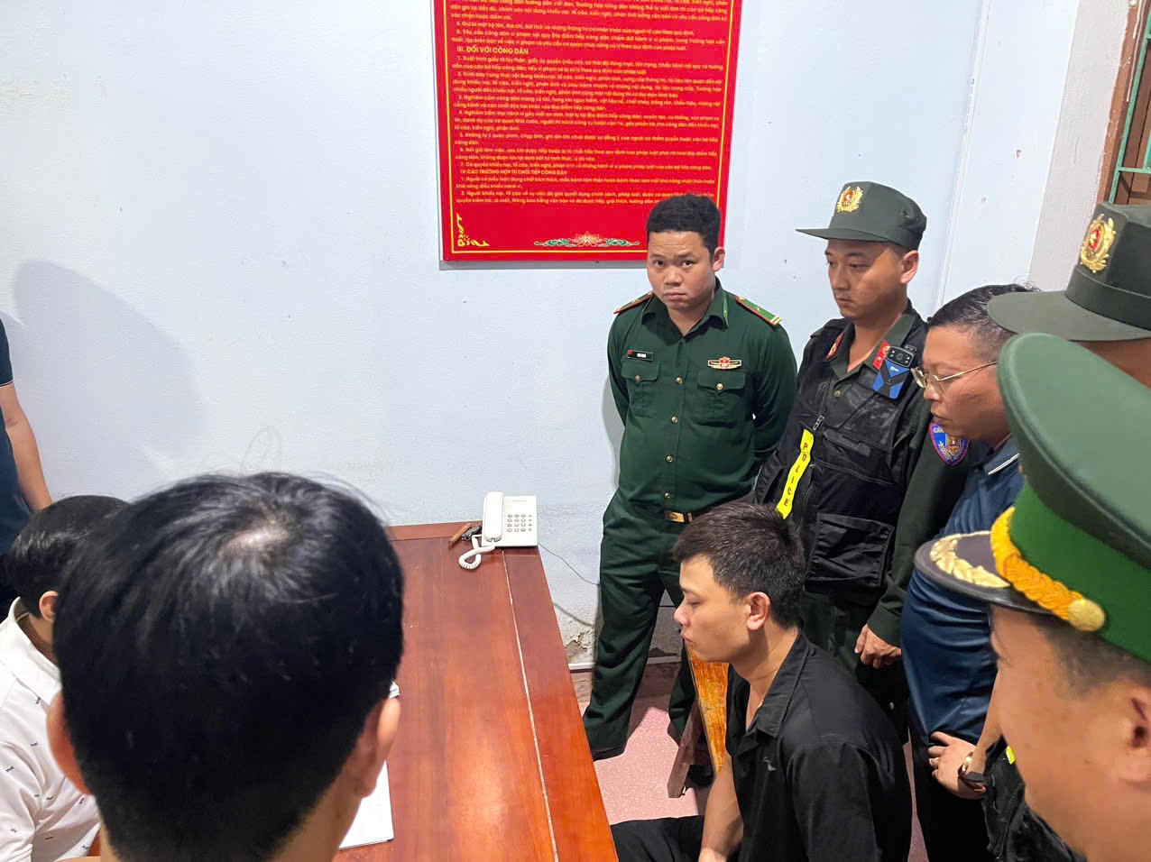 Lực lượng chức năng lấy lời khai ban đầu của đối tượng ngay sau khi bị khống chế.