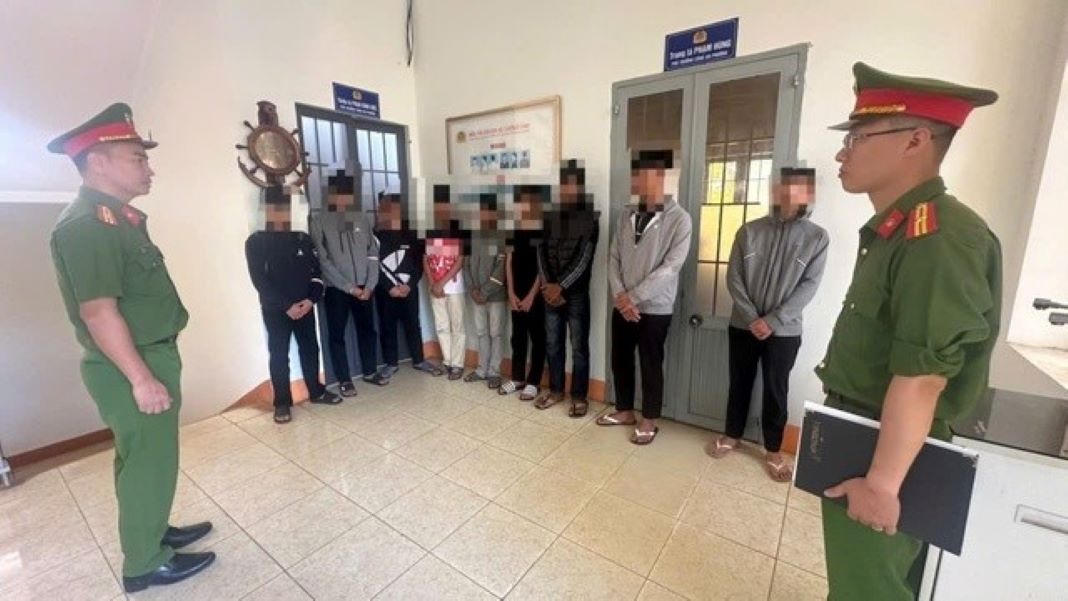 Nh&oacute;m học sinh hẹn nhau giải quyết m&acirc;u thuẫn từ TikTok. Ảnh SĐ