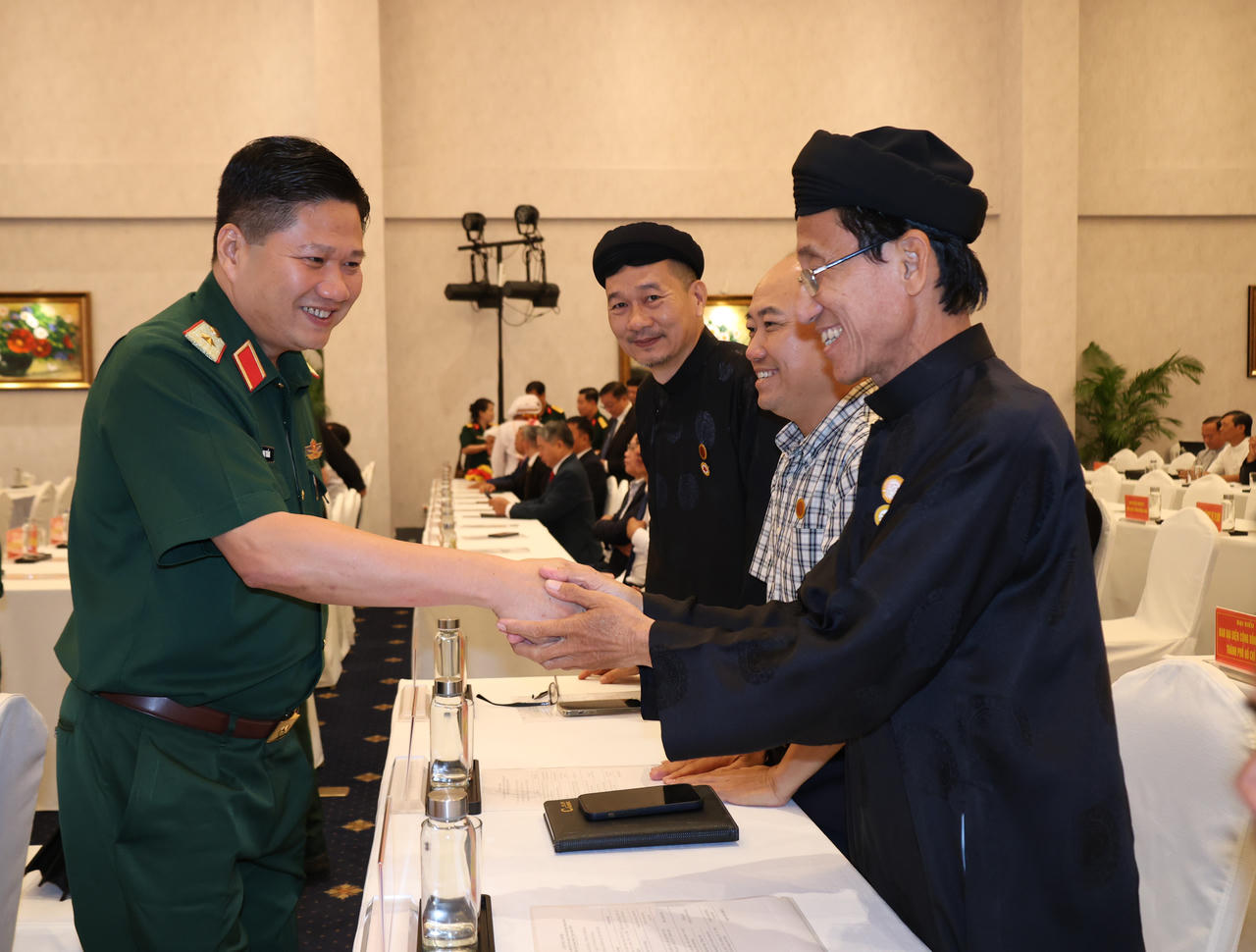 Thiếu tướng Phạm Anh Tuấn, Chủ nhiệm Ch&iacute;nh trị Qu&acirc;n khu đ&oacute;n tiếp c&aacute;c đại biểu.&nbsp;