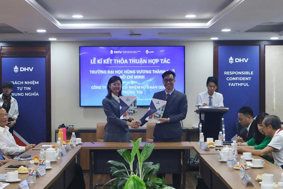 Lễ k&yacute; kết thỏa thuận hợp t&aacute;c giữa Trường Đại học H&ugrave;ng Vương TP.HCM với C&ocirc;ng ty Luật TNHH Quốc tế Trọng T&iacute;n nhằm tăng cường li&ecirc;n kết đ&agrave;o tạo v&agrave; thực tiễn nghề nghiệp